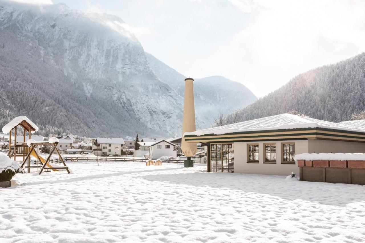 Hotel Jaegerhof Oetz Exterior photo